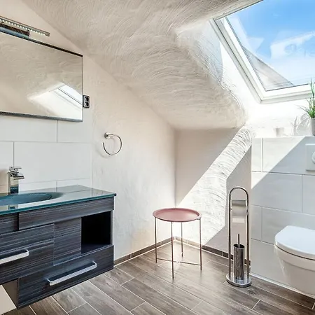 No 7 Lake View Modern Retreat