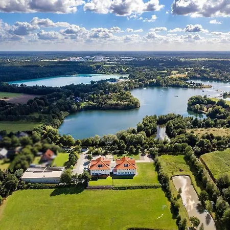 No 7 Lake View Modern Retreat *